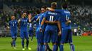 Para pemain Italia merayakan gol yang dicetak Ciro Immobile ke gawang Israel pada laga kualifikasi Piala Dunia 2018 di Stadion Reggio Emilia, Italia, Selasa (5/9/2017). Italia menang 1-0 atas Israel. (AFP/Vicenzo Pinto)
