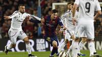 Striker Barcelona, Lionel Messi (tengah), beraksi di antara para pemain Real Madrid pada laga El Clasico musim 2014-2015. (AFP PHOTO / Lluis Gene)