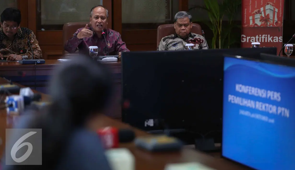 Suasana saat Menteri Riset Teknologi dan Perguruan Tinggi (Menristek Dikti) Mohamad Nasir memberikan keterangan pers di Gedung BPPT, Jakarta, Rabu (26/10). Mohamad Nasir memberikan keterangan terkait pemilihan rektor. (Liputan6.com/Faizal Fanani)