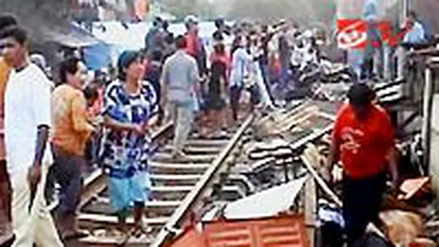 Korban Kebakaran Mengungsi di Area Rel Kereta