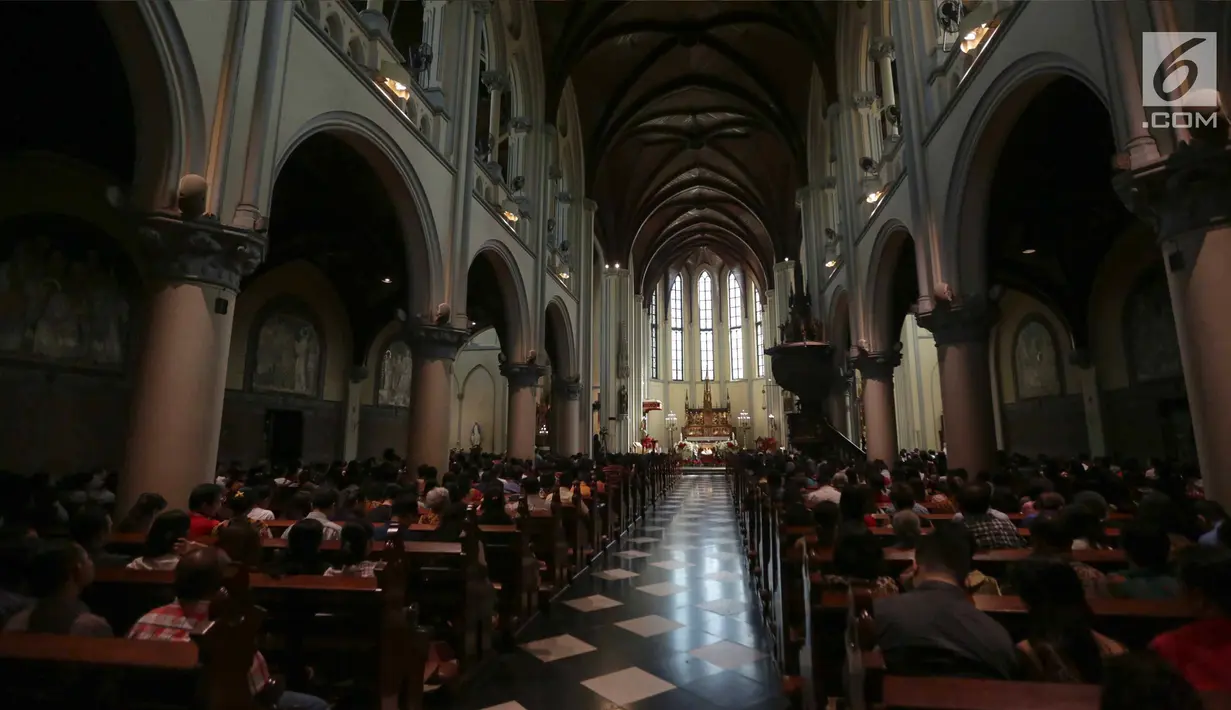 Ribuan umat Kristen Katolik melaksanakan Misa Pontifikal Natal di Gereja Katedral, Jakarta, Senin (25/12).  Juru bicara Gereja Katedral mengatakan, misa Natal di Gereja Katedral dijaga sekitar 200-an aparat pengamanan gabungan.(Liputan6.com/Faizal Fanani)