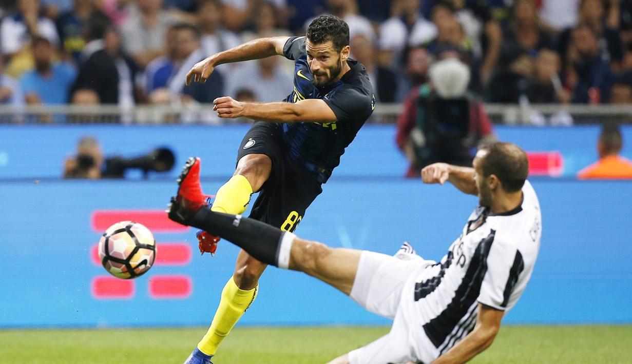 Striker Inter Milan, Antonio Candreva, melakukan tembakan ke arah gawang Juventus dalam laga pekan keempat Serie A di Stadion Giuseppe Meazza, Minggu (18/9/2016) malam WIB. (AFP/Marco Bertorello)