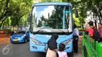 Penumpang saat akan menaiki feeder bus Transjakarta di Stasiun Tebet, Jakarta, Kamis (7/4). Armada itu dikerahkan untuk mengantisipasi penumpukan penumpang saat perlintasan KRL Tebet ditutup. (Liputan6.com/Yoppy Renato)