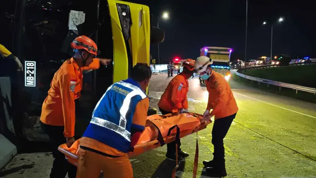 Dramatis, Proses Evakuasi Penumpang Bus PO Cahaya Trans di Tol Semarang