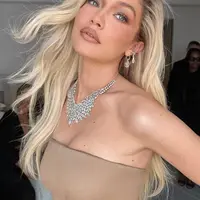 Gen Z dikenal dengan gaya makeup yang natural namun tetap standout, salah satunya lewat tren latte makeup. (foto/dok: instagram.com/gigihadid)