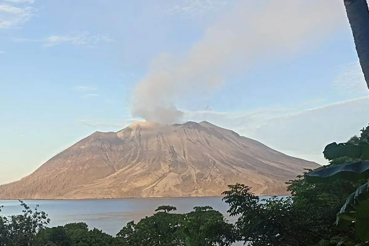 Kondisi Gunung Ruang yang terletak di Pulau Ruang, Kabupaten Kepulauan Sitaro, Sulut, pada, Selasa (14/5/2024).