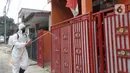 Anggota Brimob Batalion A Ciputat melakukan penyemprotan disinfektan di kawasan Bambu Apus, Tangerang Selatan, Banten, Selasa (4/8/2020). Penyemprotan terhadap rumah, sekolah, serta masjid tersebut dilakukan untuk mencegah penyebaran COVID-19 yang terus meningkat. (merdeka.com/Dwi Narwoko)