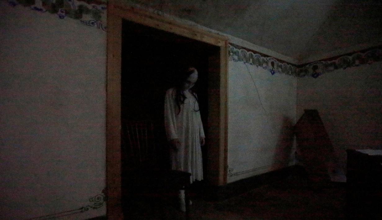 Aktor berperan menjadi hantu saat teatrikal Casa Assombrada di Quinta Nova da Assuncao, Belas, Portugal (13/5). Rumah hantu ini menampilkan penampakan hantu serta jeritan misteri yang dapat menggetarkan nyali pengunjung. (REUTERS/Rafael Marchante)