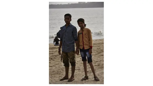 Berbeda Budaya, Fotografer Asal Inggris Ini Bagikan Kebiasaan Unik Pria India