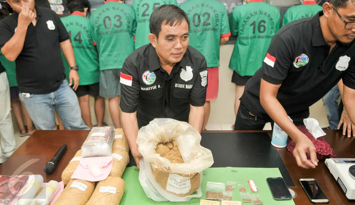 Polres Metro Jakarta Barat merilis penangkapan sepuluh tersangka pengedar narkoba di Jakarta, Senin (30/1). Dari penangkapan tersebut, petugas menyita barang bukti sabu 7,2 kg, tembakau gorilla 1,8kg dan 600 butir happy. (Liputan6.com/Yoppy Renato)
