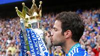 Gelandang Chelsea,  Cesc Fabregas mencium trofi di tengah perayaan gelar juara Premier League 2014-15 di Stamford Bridge, Minggu (24/5/2015). Ini merupakan Gelar ke-4 Chelsea di Premier League.  (Reuters/John Marsh)