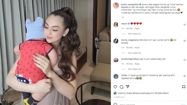 6 Potret Selebriti yang 'Adopsi' Boneka Bayi, Sudah Dianggap Sebagai Anak