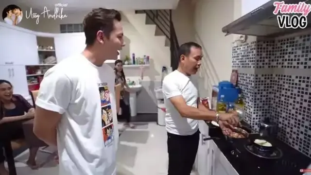 Potret Dapur Ayu Ting Ting yang Minimalis, Kaya Warna Putih dengan Tembok Nuansa Green Screen