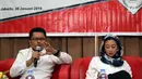 Ketua Tim Media Center Jokowi-JK, Zuhairi Misrawi (kiri) dan Caleg DPR RI dari Partai NasDem termuda, Lathifa Al Anshori menjadi pembicara dalam diskusi publik Persatuan Milenial Madura di Jakarta, Rabu (30/1). (Liputan6.com/Johan Tallo)