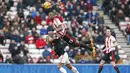Pemain Sunderland, Lamine Kone melompat saat berebut bola dengan gelandang Manchester United, Memphis Depay pada laga Liga Inggris di Stadion Light, Inggris, sabtu (13/2/2016). Sunderland berhasil menang 2-1 atas MU. (Reuters/Phil Noble)
