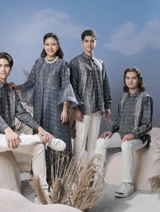 Tak hanya putih, Maia dan ketiga jagoannya pun mengenakan busana muslim warna abu-abu bermotif. Maia elegan mengenakan dress dengan lengan terompet organzanya.  Credit: Instagram  (@maiaestiantyreal)