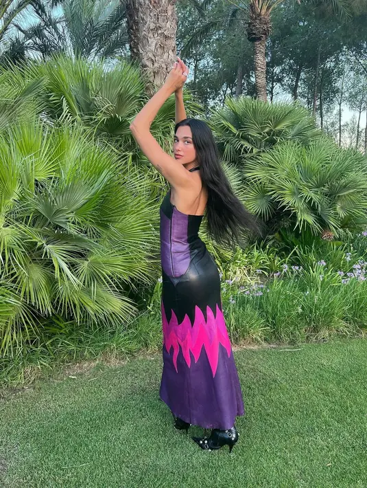 Dua Lipa memadukan outfit beraninya kali ini dengan stiletto boots dari Balenciaga (instagram/dualipa)