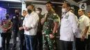 Panglima TNI Jenderal TNI Andika Perkasa memberikan keterangan kepada awak media saat menyambangi rumah dinas Ketua DPD RI AA LaNyalla Mahmud Mattaliti di kawasan Kuningan, Jakarta Selatan, Rabu (24/11/2021). (Liputan6.com/Johan Tallo)