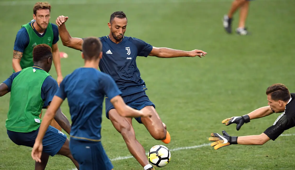 Para pemain Juventus melakukan latihan di Red Bull Arena, New Jersey, Jumat (21/7/2017). Latihan ini dilakukan jelang laga ICC 2017 melawan Barcelona. (AFP/Jewel Samad) 