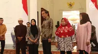 Presiden Joko Widodo menerima kedatangan Siti Aisyah dan keluarga di Istana Merdeka, Jakarta, Selasa (12/3). Siti dibebaskan dari dakwaan hukum kasus pembunuhan Kim Jong Nam di Pengadilan Tinggi Shah Alam, Kuala Lumpur. (Liputan6.com/Angga Yuniar)