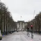 Suasana sekitar The Mall di depan Istana Buckingham, London, Inggris, 21 Desember 2020. Menteri Kesehatan Inggris Matt Hancock mendesak warga Inggris untuk berperilaku seolah-olah mereka sudah terjangkit virus corona COVID-19. (Xinhua/Han Yan)