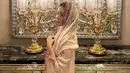 Pada 15 Desember, Jiwoo mengunggah serangkaian foto di Instagram yang memperlihatkan dirinya mengenakan salwar kameez lengkap dengan aksesori tradisional seperti gelang tipis dan sepatu jutti unik. Ia terlihat berpose dengan anggun, mengenakan dupatta di kepalanya, sebuah gestur yang dihormati dalam budaya India. (Liputan6.com/IG/@mejiwoo103)
