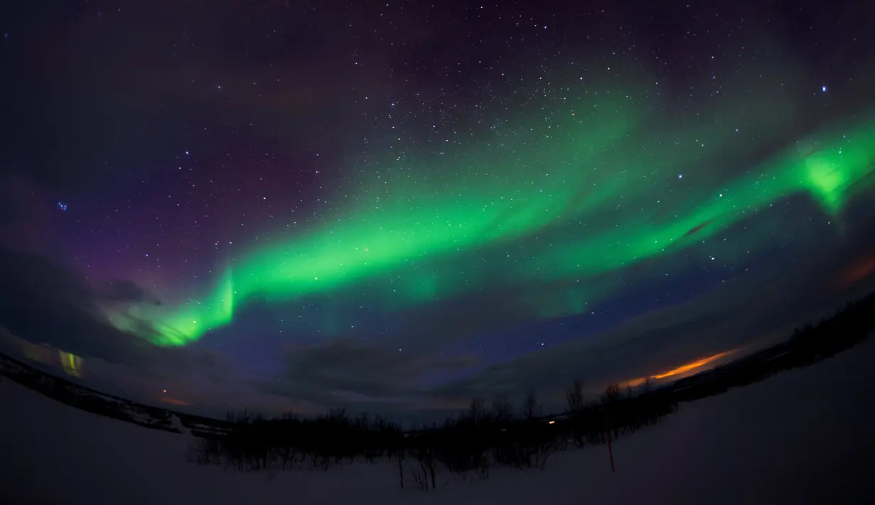 Fenomena Aurora Borealis yang menari-nari di langit Kautokeino, Norwegia, Rabu (15/3). Aurora adalah nama Dewi Fajar Romawi dan Boreas adalah Angin Utara dalam bahasa Yunani. (AFP PHOTO / Jonathan NACKSTRAND)