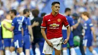 Striker Manchester United, Alexis Sanchez, tampak kecewa usai dikalahkan Chelsea pada laga final Piala FA 2017-2018 di Stadion Wembley, Sabtu (19/5/2018). Chelsea menang 1-0 atas Manchester United. (AFP/Ian Kington)