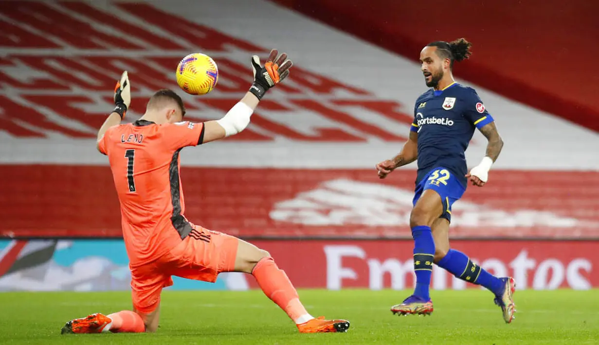 Penyerang Southampton, Theo Walcott, mencetak gol ke gawang Arsenal pada laga Liga Inggris di Stadion Emirates, Kamis (17/12/2020). Kedua tim bermain imbang 1-1. (Peter Cziborra/Pool via AP)