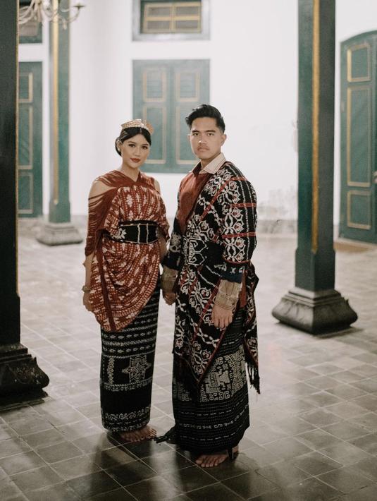<p>Baju khas Nusa Tenggara Timur (NTT) juga menjadi pilihan pasangan ini saat prewedding. (Foto: Instagram/@kaesangp)</p>