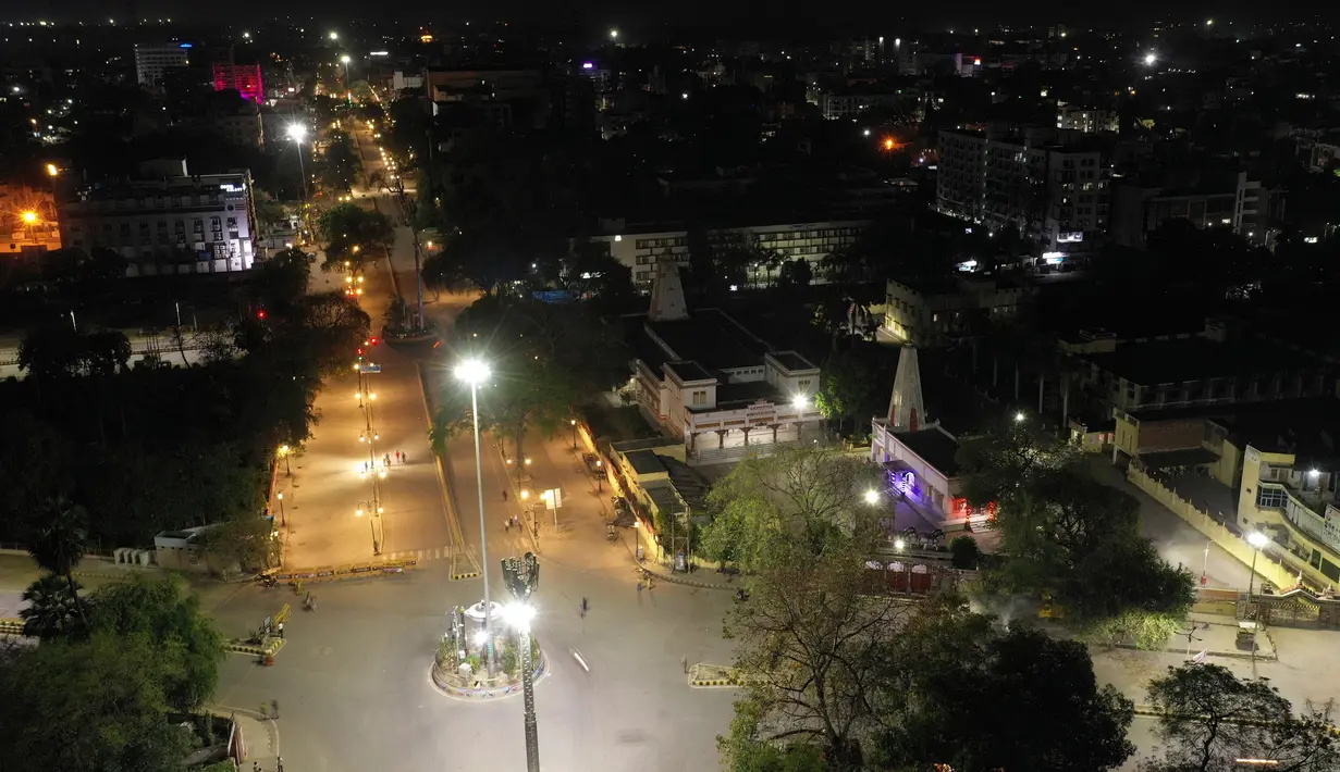 Sebuah jalan terlihat sepi di Prayagraj, India, Minggu (29/3/2020).  Perdana Menteri India Narendra Modi juga mengatakan kebijakannya keras tetapi "perlu memenangkan" pertempuran melawan pandemi coronavirus. (AP Photo/Rajesh Kumar Singh)