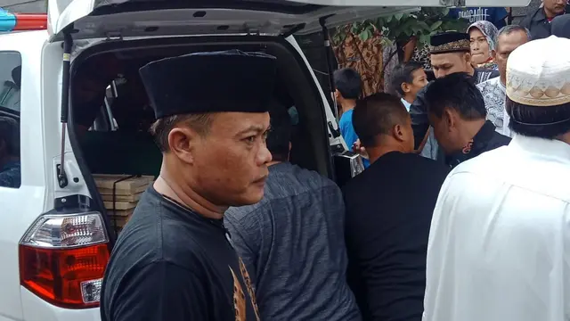 Air Mata Rizky Febian dan Sule Melepas Kepergian sang Ibunda. (Foto: Liputan6.com/Huyogo Simbolon)