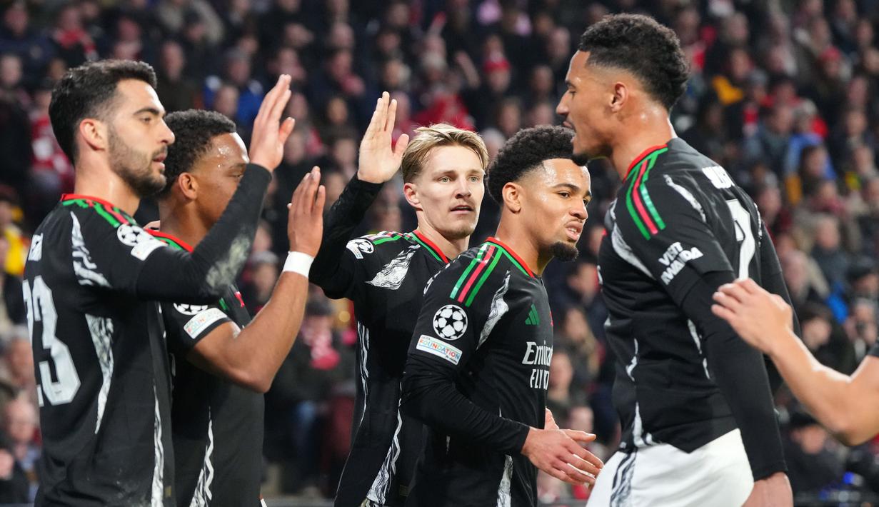 Pemain Arsenal merayakan kemenangan atas PSV Eindhoven dengan skor telak 7-1 dalam laga leg pertama 16 besar Liga Champions 2024/2025 yang digelar di Philips Stadion, Rabu (5/3/2025) dini hari WIB. (AP Photo/Peter Dejong)