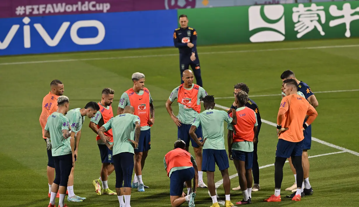 Para pemain Brasil menghadiri sesi latihan di Stadion Al Arabi SC di Doha (6/12/2022). Brasil melaju ke perempatfinal Piala Dunia 2022 setelah mengalahkan Korea Selatan dengan skor 4-1. (AFP/Nelson Almedia)