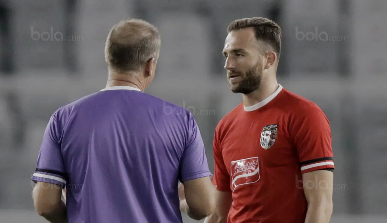Striker Bali United, Illija Spasojevic, saat latihan jelang laga final Piala Presiden 2018 di SUGBK, Jakarta, Jumat (16/2/2018). Bali United akan berhadapan dengan Persija, (Bola.com/M Iqbal Ichsan)