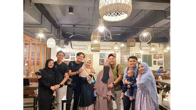7 Potret Kebersamaan Personel Adam Musik dengan Istri, Kompak Banget