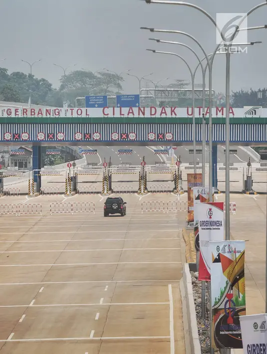 Kendaraan melintas di Tol Depok-Antasari seksi 1 usai diresmikan Presiden Joko Widodo kemarin (27/9) di Jakarta, Jumat (28/9). Sementara itu, selama seminggu ke depan, tarif tol Desari masih gratis. (Liputan6.com/Faizal Fanani)