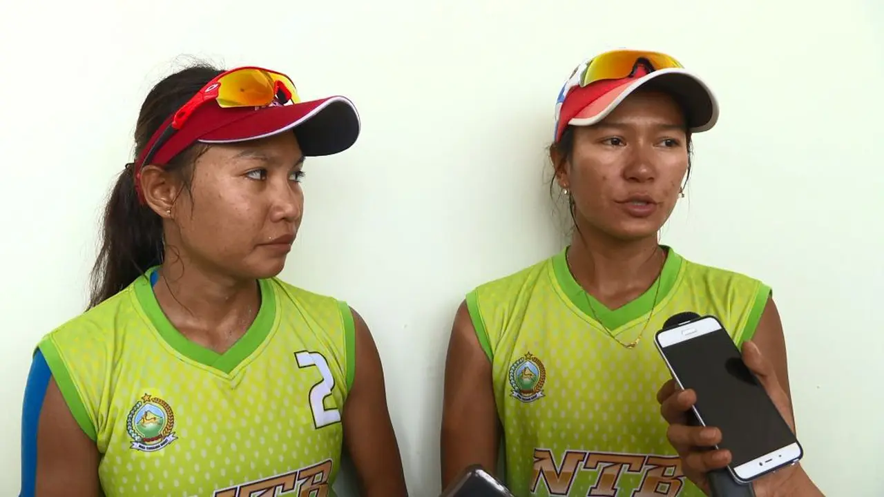 Tim voli pantai putri Nusa Tenggara Barat (NTB),  Dhita Juliana dan Putu Dini Jasita Utami