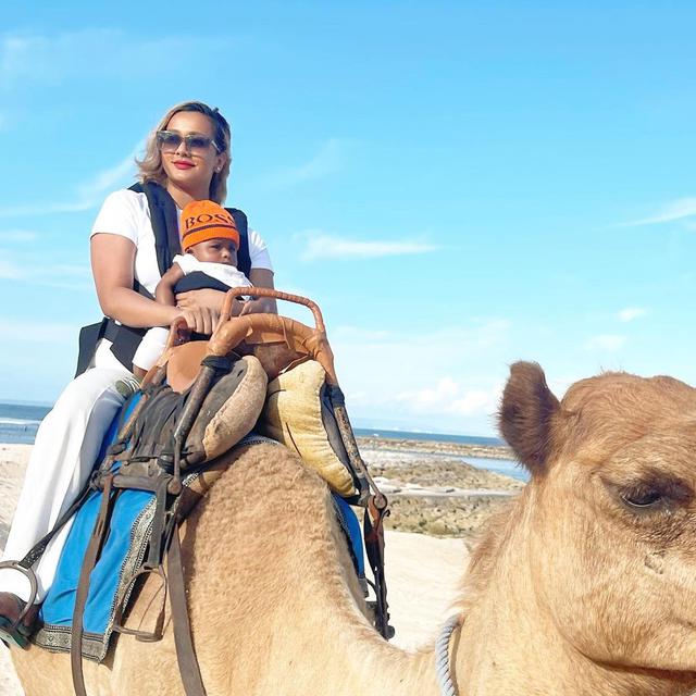 7 Gaya Kimmy Jayanti saat Momong Kedua Anaknya, Tetap Menawan