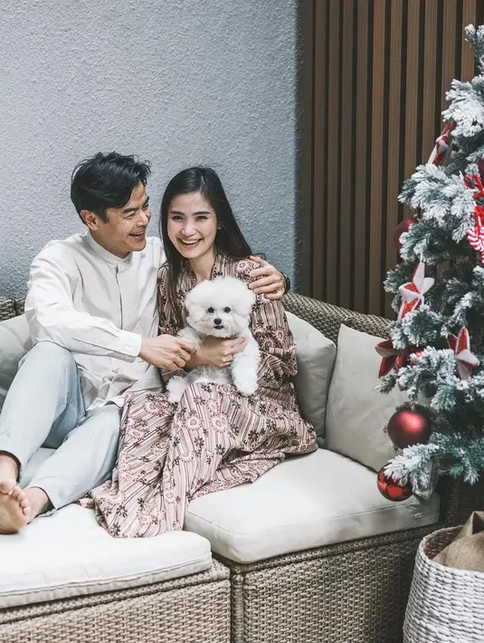 Di unggahan Instagram story, Dion Wiyoko memperlihatkan wajah dirinya, sang istri dan seorang Romo yang sedang tersenyum manis ke arah kamera. Dalam keterangan fotonya, ia mengatakan hadirnya buah hati ini karena doa dari Romo.  (Instagram/dionwiyoko)