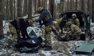 Petugas medis militer memberikan pertolongan pertama kepada tentara yang terluka (kanan) dan memasukkan jenazah tentara yang tewas ke dalam tas dekat Kremenna di wilayah Luhansk, Ukraina, 16 Januari 2023. Hingga saat ini pejabat Ukraina menolak untuk mengonfirmasi jumlah korban dalam perangnya dengan Rusia, setelah ketua Komisi Uni Eropa pada akhir November 2022 lalu memperkirakan bahwa "lebih dari 20.000 warga sipil dan 100.000 tentara Ukraina telah tewas di Ukraina hingga saat ini." (AP Photo/LIBKOS)