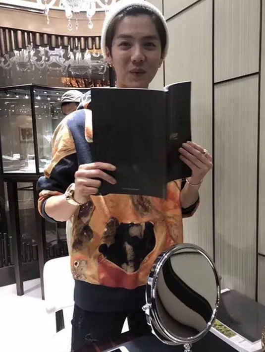 Tersiar kabar, dalam foto itu Luhan tampak malu-malu saat melihat cincin yang hendak dipilihnya. Meski tak diketahui untuk apa Luhan membeli cincin, namun berbagai opini publik pun bermunculan. (Twitter/trendingweibo)