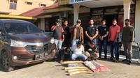 Pelaku dan barang bukti gading gajah yang ditangkap Polda Riau. (Liputan6.com/M Syukur)