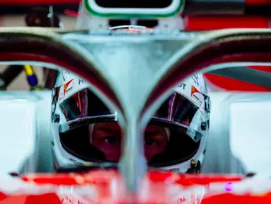 Halo-style cockpit protection dipakai dua pebalap Ferrari Sebastian Vettel dan Kimi Raikkonen pada tes pramusim di Sirkuit Catalunya, Barcelona. (Bola.com/Twitter/Formula1)