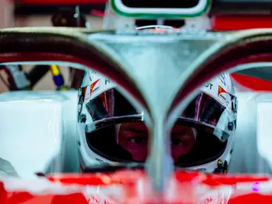 Halo-style cockpit protection dipakai dua pebalap Ferrari Sebastian Vettel dan Kimi Raikkonen pada tes pramusim di Sirkuit Catalunya, Barcelona. (Bola.com/Twitter/Formula1)