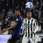 Bek Inter Milan, Denzel Dumfries (kiri) berebut bola dengan bek Juventus, Alex Sandro pada pertandingan lanjutan Liga Serie A Italia di stadion Allianz di Turin, Italia, Senin (4/4/2022). Inter Milan menang atas Juventus 1-0. (AFP/Filippo Monteforte)