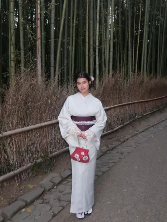 <p>Saat berkunjung ke Arashiyama Bamboo Forest di Kyoto, Maria pun memilih mengenakan kimono warna pastel membuatnya terlihat elegan. [@mariatheodoree]</p>