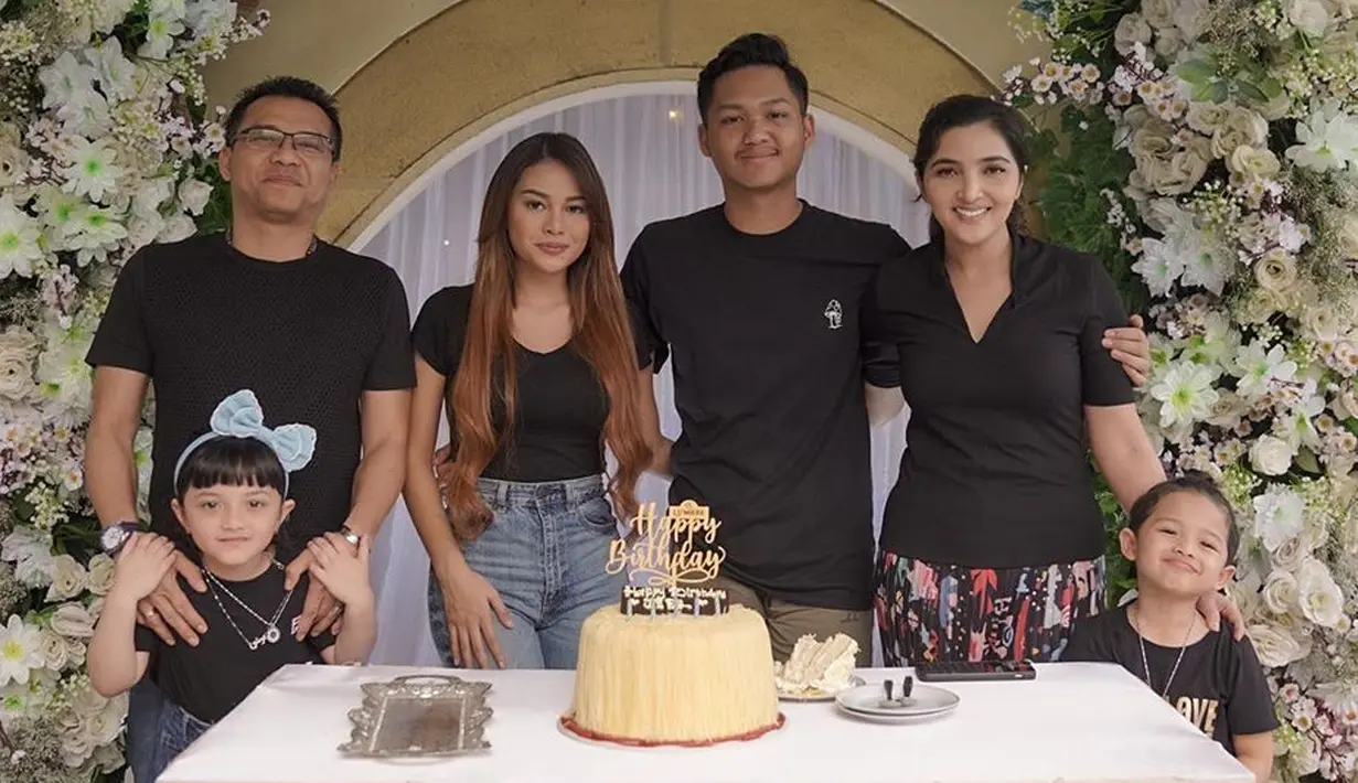 Ashanty mengaku kalau kala itu ia selalu bersikap judes dengan anak-anak. Saat berpacaran dan Anang mengajaknya menikah, Ashanty pun ragu bisa menjadi ibu yang baik kalau dirinya saja tak menyukai anak-anak. (Instagram/Ashanty_ash)