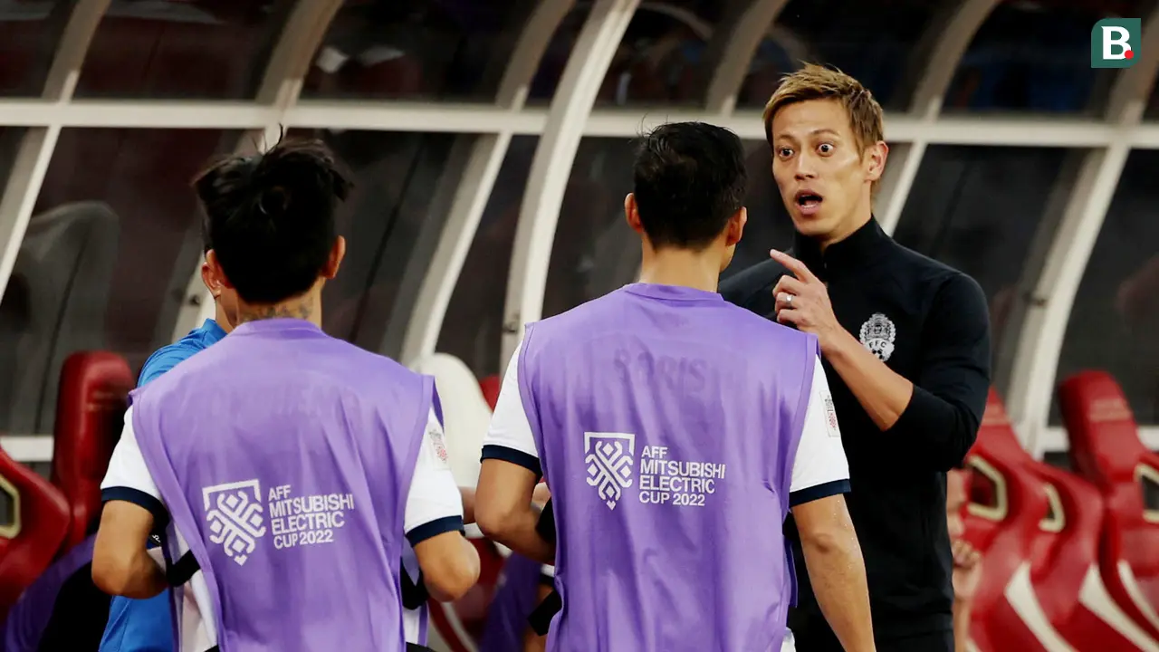 Foto: Sibuknya Keisuke Honda di Bench Pemain Kamboja saat Melawan Timnas Indonesia di Piala AFF 2022