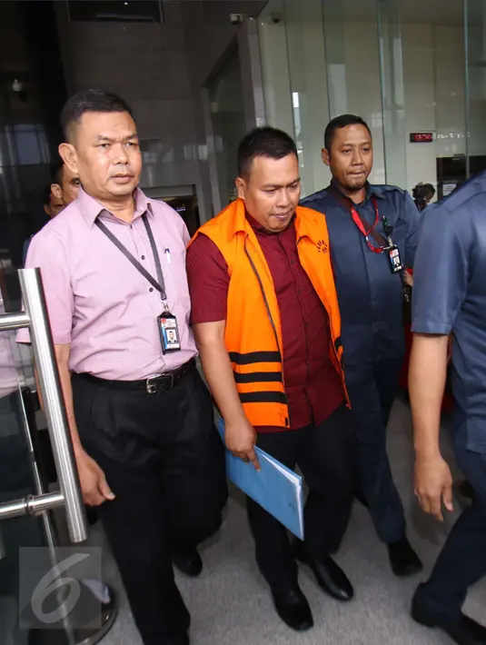 Dirut PT Mahkota Negara, Marisi Matondang meninggalkan gedung KPK usai menjalani pemeriksaan sebagai tersangka, Jakarta, Kamis (2/3). Sebelumnya KPK juga sudah memeriksa dua saksi untuk kasus yang sama. (Liputan6.com/Helmi Afandi)